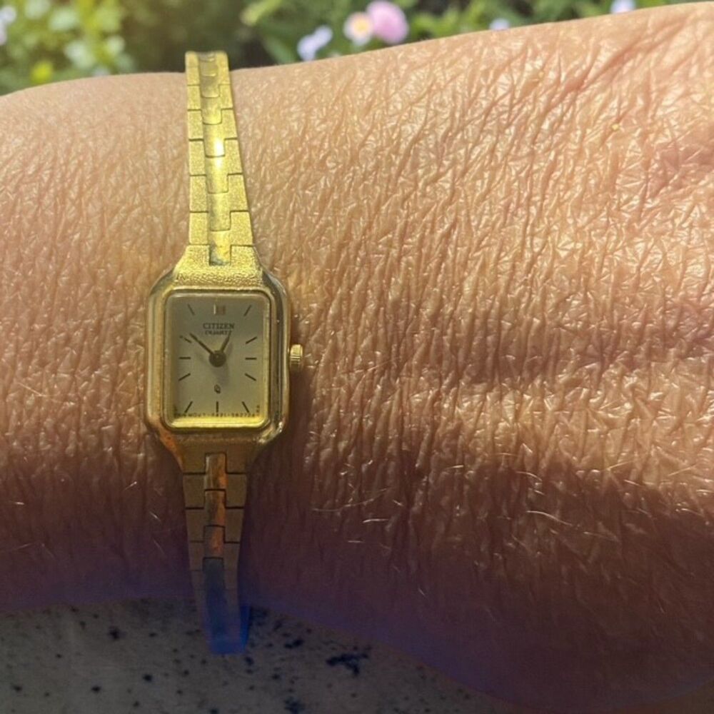 Vintage Citizen gold-tone ladies' wristwatch  textured link bracelet. - Picture 3 of 3